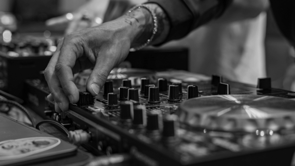 DJ in club afro house music 2025