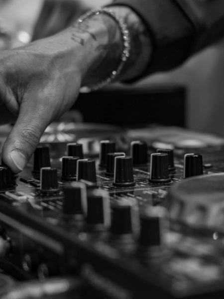 DJ in club afro house music 2025